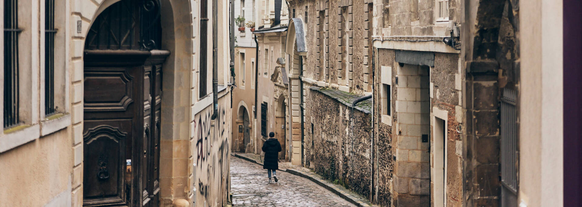 Vue d'une ruelle de la cité angevine en hiver