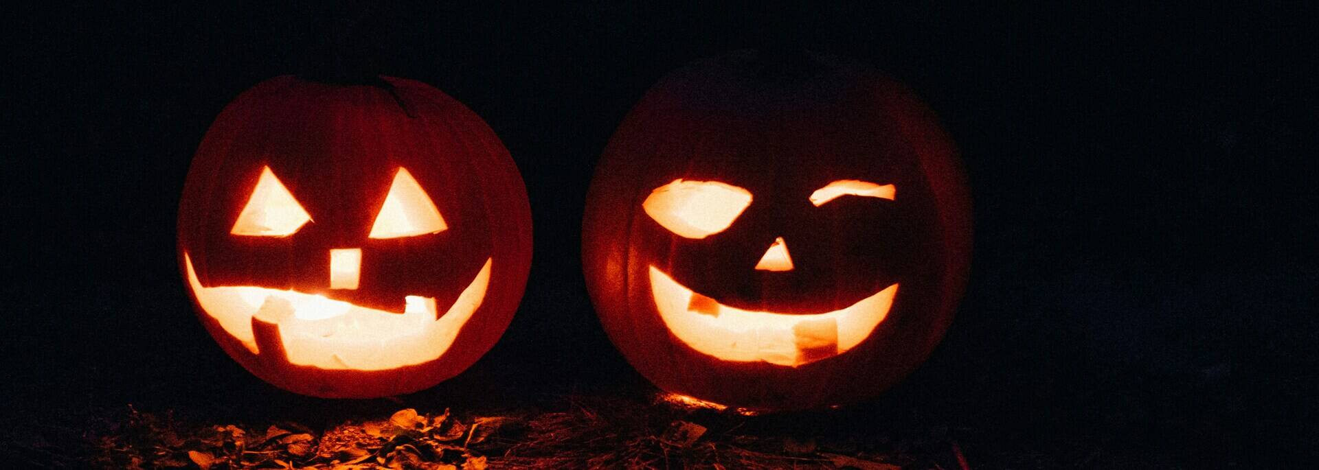 Deux citrouilles allumées pour fêter Halloween