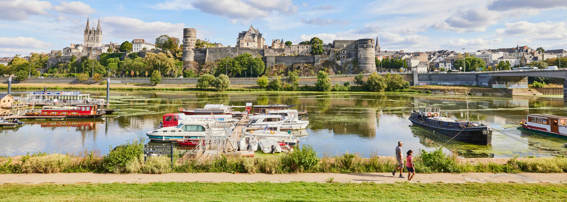 Plan large du port avec vue sur le château et la cathédrale d'Angers