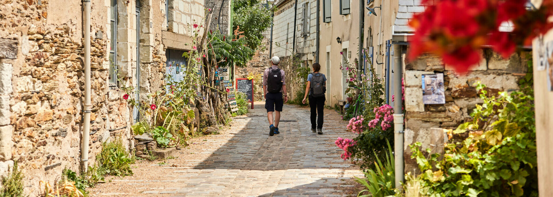 Couple en balade dans les rues fleuries de Behuard 