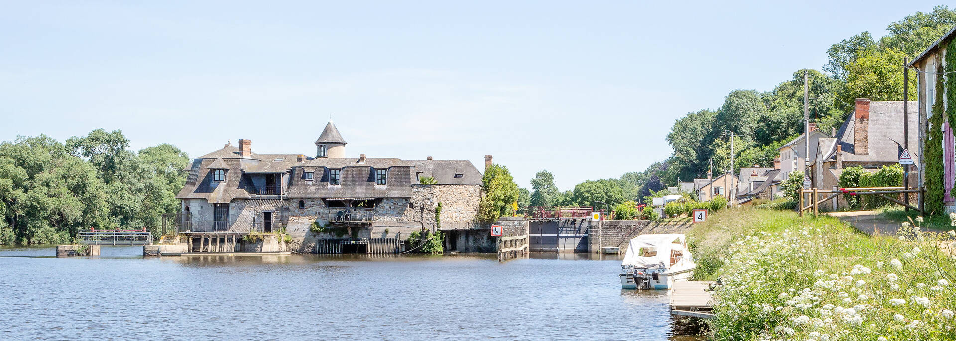 Wide shot of the Mayenne at the Roussière lock