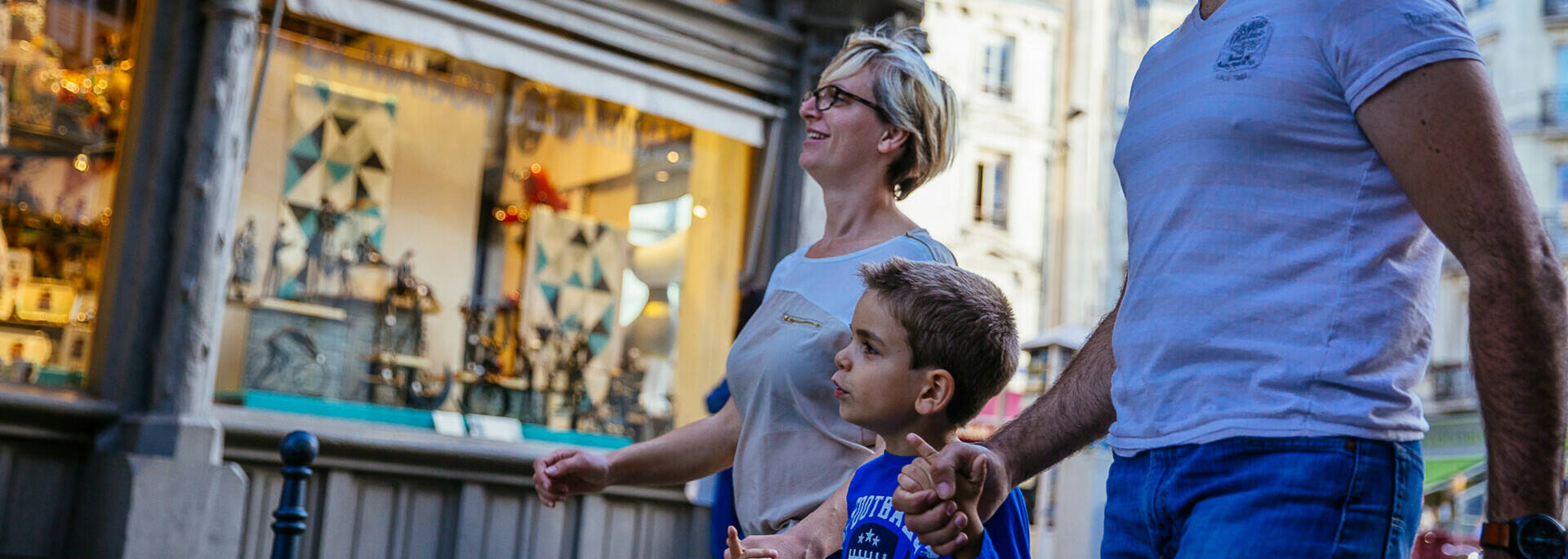 Famille passant devant la maison d'Adam 