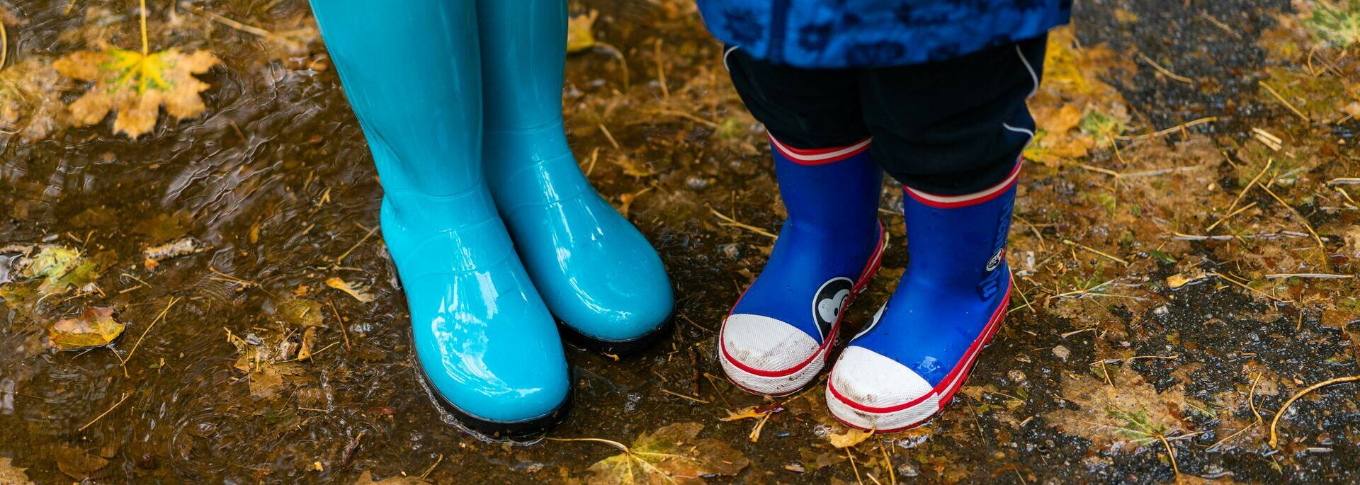 Enfants qui jouent sous la pluie ©️Oleksandr P