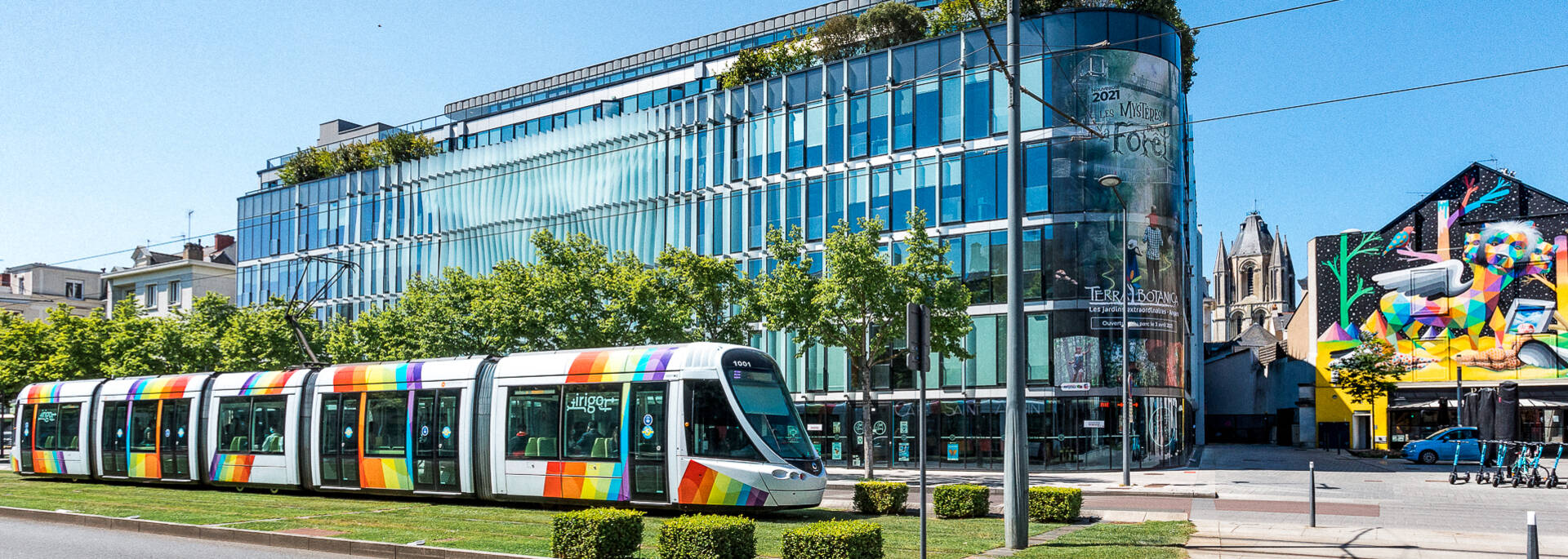 Tranvía pasando por el bulevar Foch en Angers