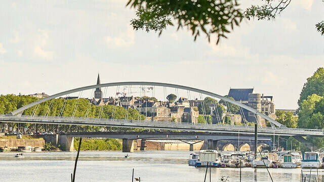 Vue sur la Maine et le pont des Arts d'Angers, en bord de Maine 