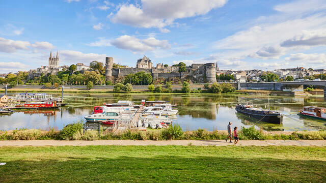 Plan large du port avec vue sur le château et la cathédrale d'Angers