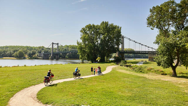 Cyclistes passant sur le parcours de la Loire à vélo au niveau du pont de Bouchemaine