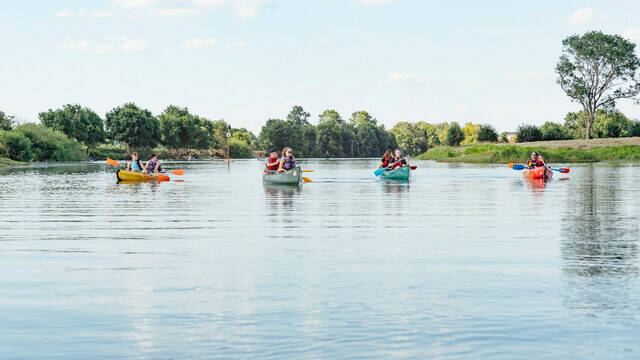 Jeunes gens à bord de quatre canoë kayak