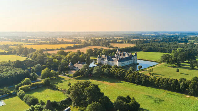 Aerial view of the château, its moat and the surrounding landscapes