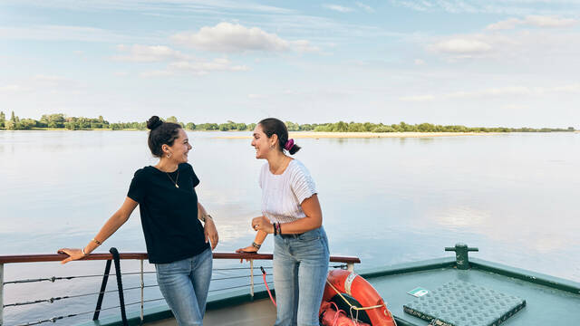 Deux copines discutent à bord du croisière