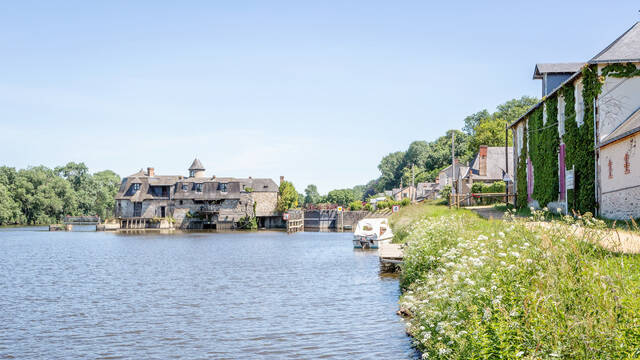 Wide shot of the Mayenne at the Roussière lock