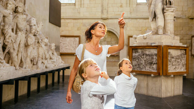 Moment en famille au musée Jean Lurçat