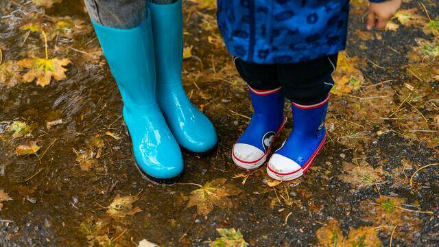 Enfants qui jouent sous la pluie ©️Oleksandr P