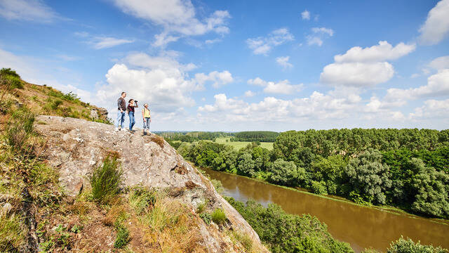 Randonneurs en haut de la Roche de Mûrs