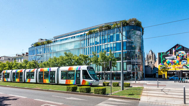 Tranvía pasando por el bulevar Foch en Angers