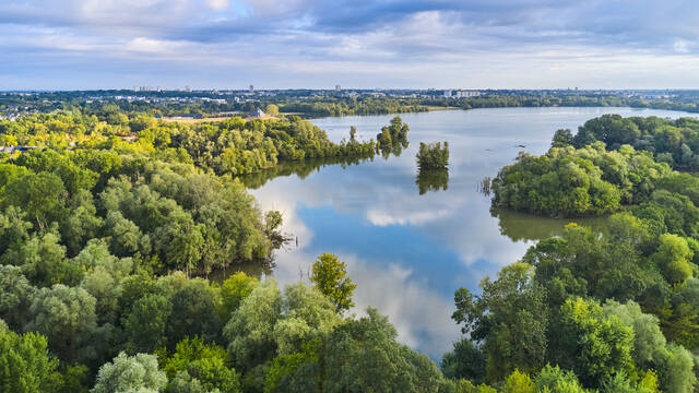 Vue aérienne du lac de Maine à Angers