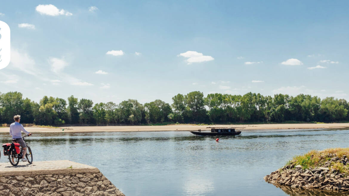 Balade à vélo d'un couple au bord de la Loire