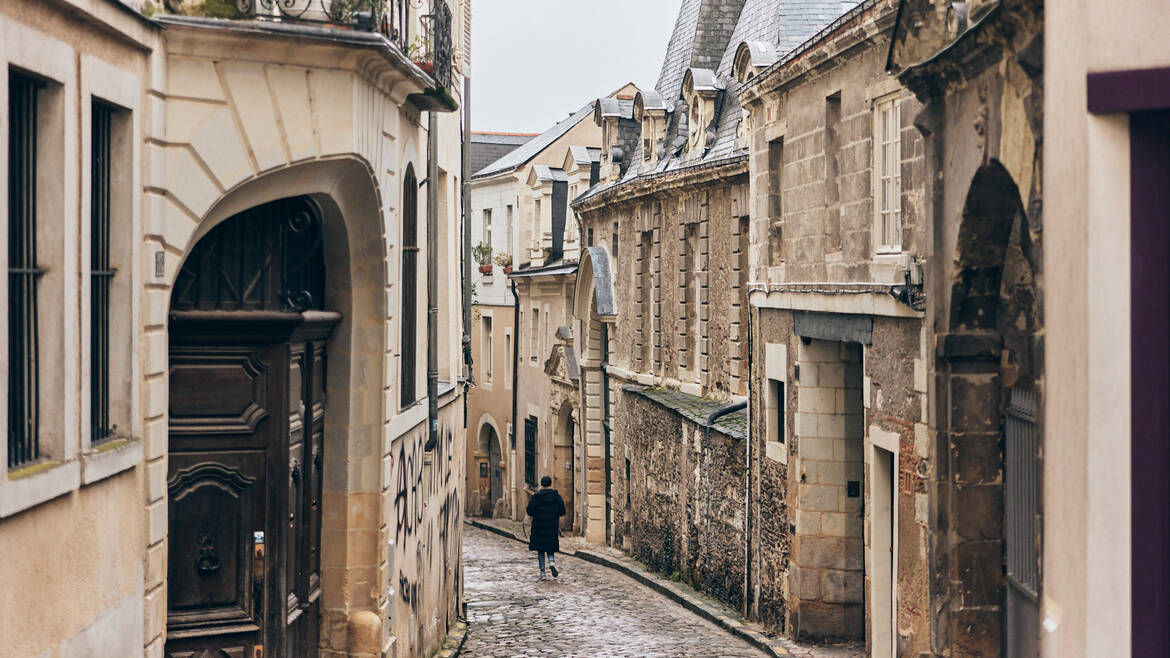 Vue d'une ruelle de la cité angevine en hiver