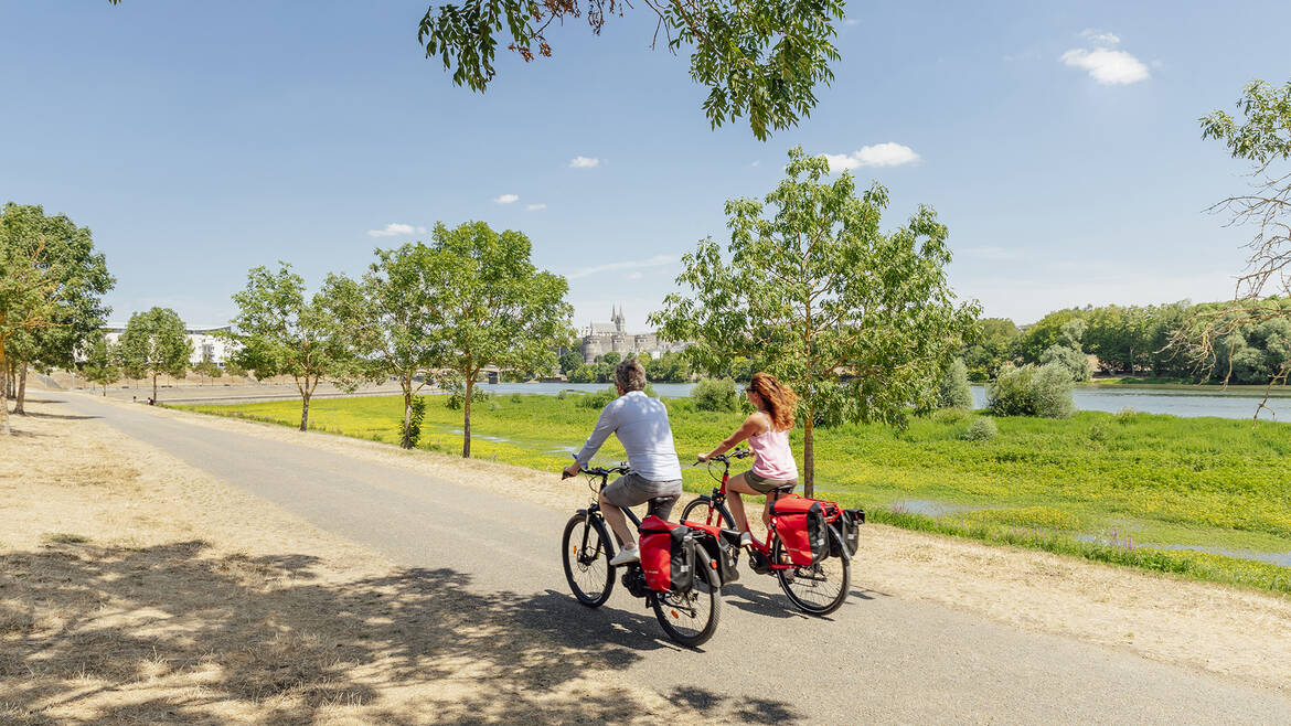 Couple en balade à vélo le long de la Maine à Angers © Christophe Martin / Destination Angers