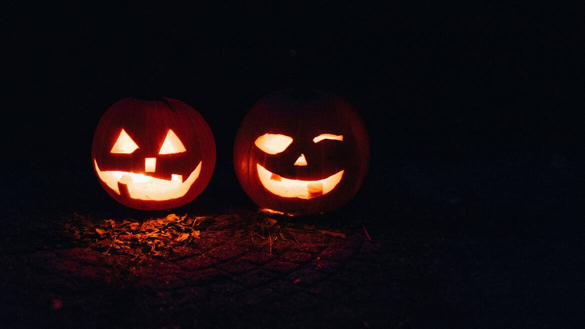 Deux citrouilles allumées pour fêter Halloween