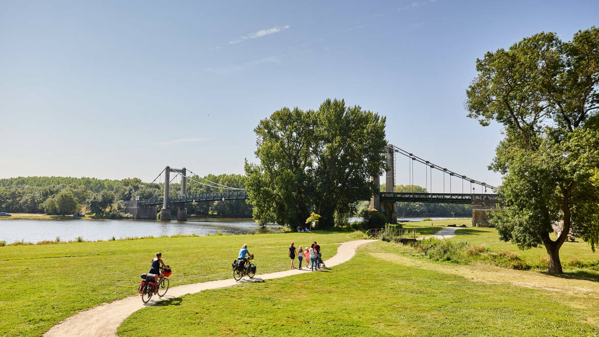 Cyclistes passant sur le parcours de la Loire à vélo au niveau du pont de Bouchemaine