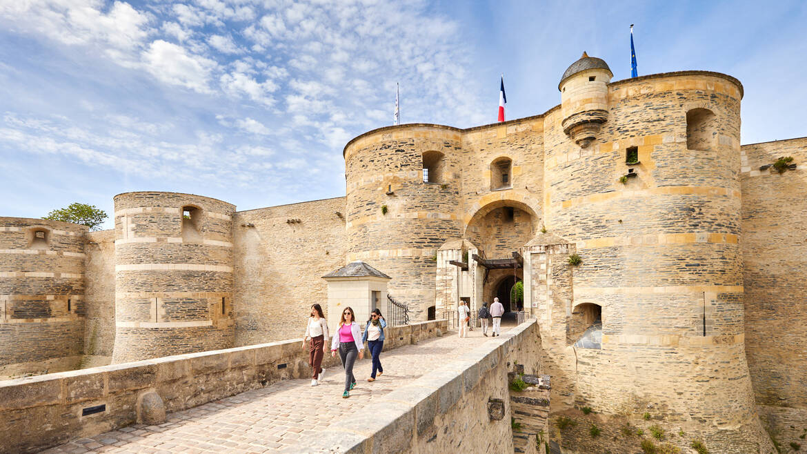 Trois jeunes femmes sortant du château