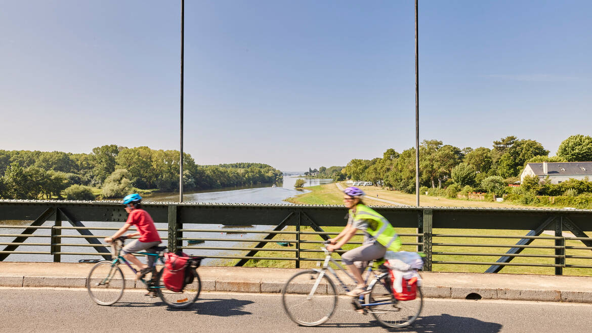 Bicycles over the Bouchemaine bridge