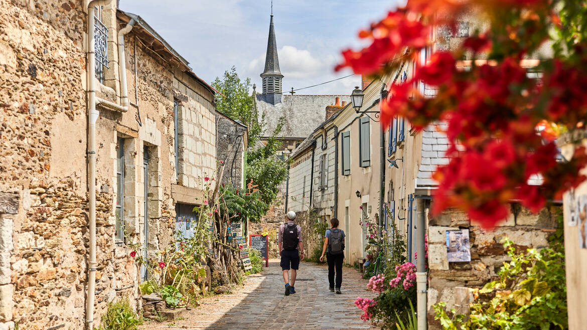 Couple en balade dans les rues fleuries de Behuard 