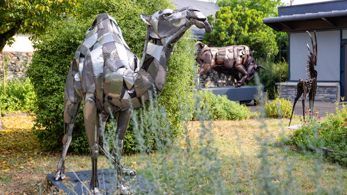 Sculptures dans le jardin de la mairie d'Écouflant