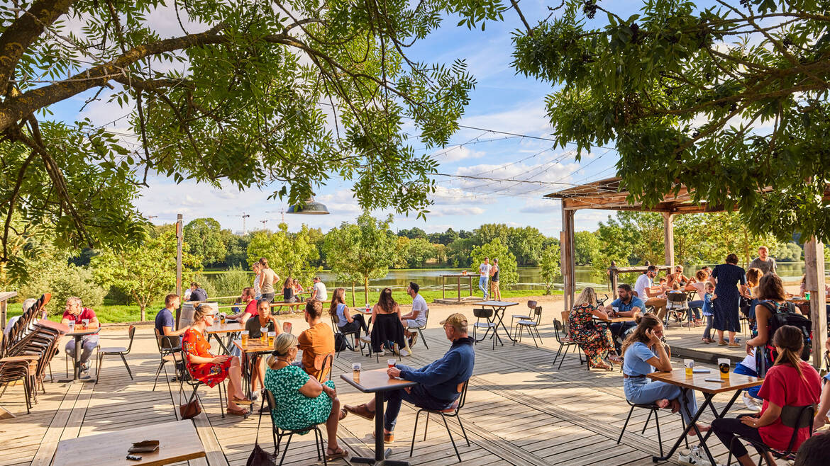 Plan large de la terrasse bien fréquentées de la guinguette en été au bord de la Maine