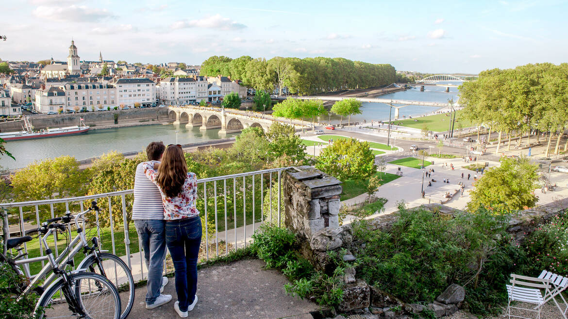 Una pareja contempla las vistas de la ciudad