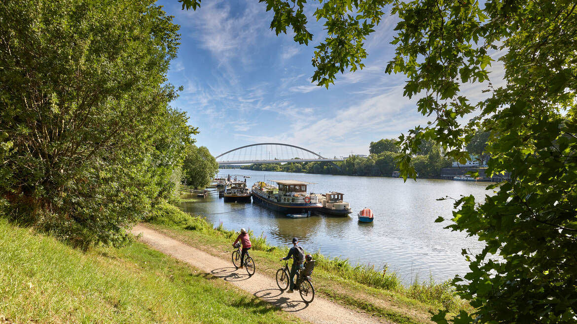 Cyclistes sur l'itinéraire de la Vélofrancette 