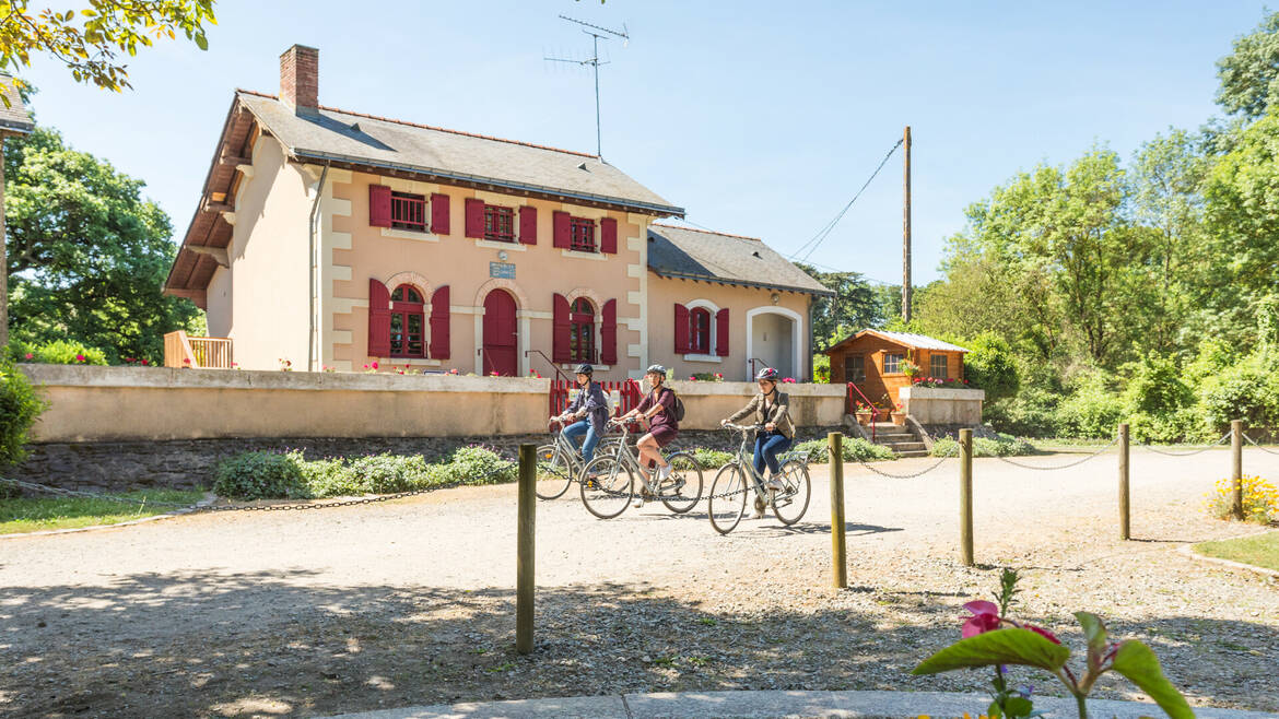 Plan large de 3 vélos passant devant la maison éclusière de Montreuil Belfroy