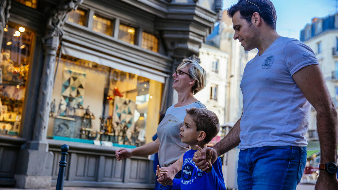 Famille passant devant la maison d'Adam 