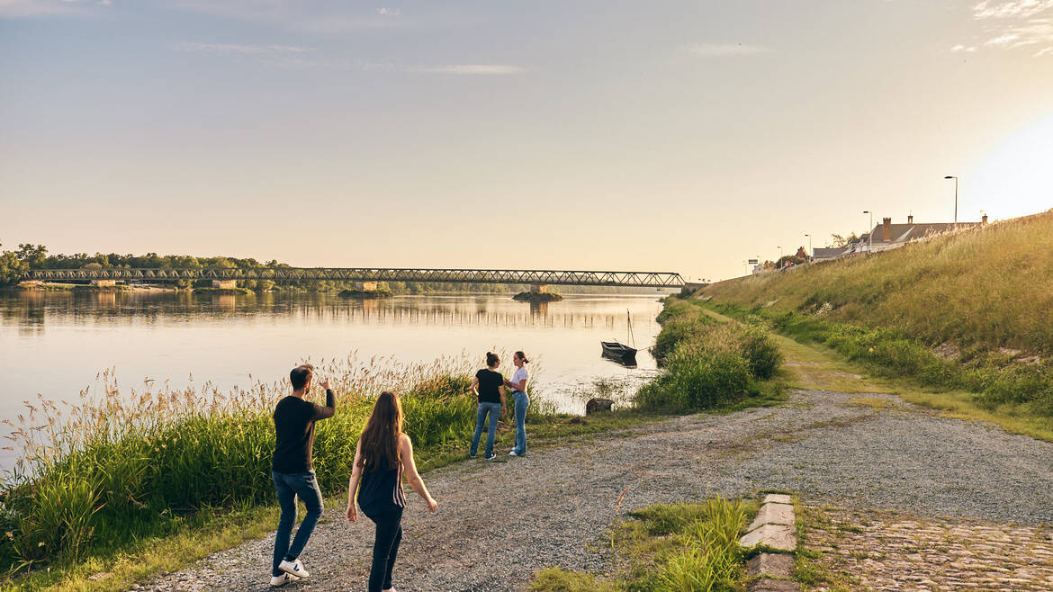 Amis se baladant en bords de Loire à Saint-Mathurin-sur-Loire