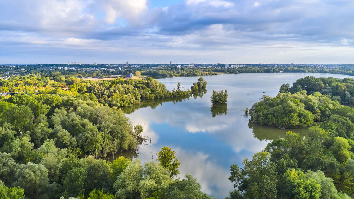 Vue aérienne du lac de Maine à Angers