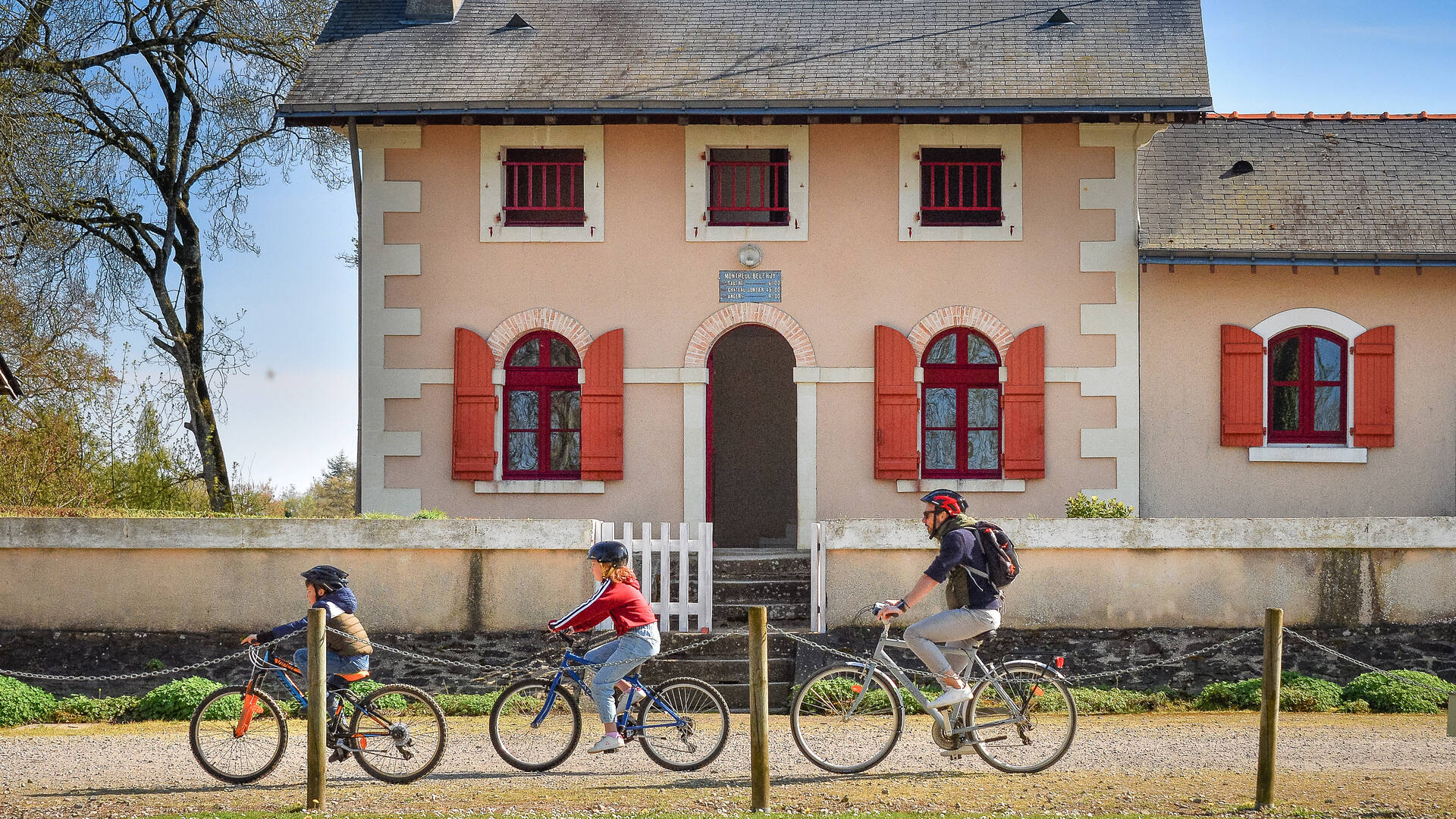 Cyclists in front of Montreuil-Juigné lock