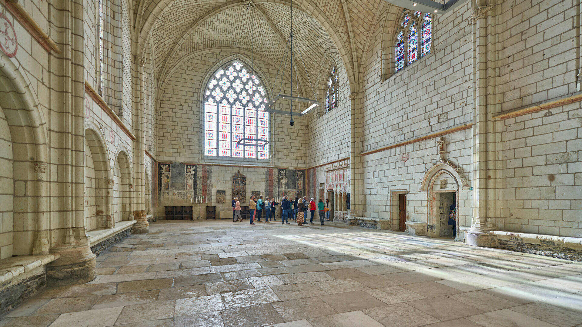 Plan large de l'intérieur de la chapelle, un groupe de visiteurs au fond