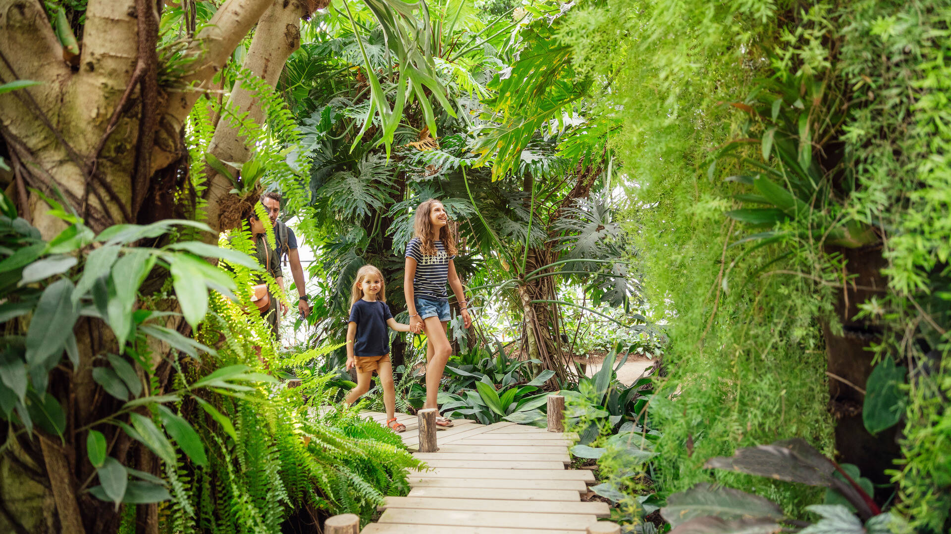 Jeunes filles se baladant au milieu des plantes tropicales