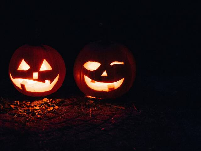 Deux citrouilles allumées pour fêter Halloween