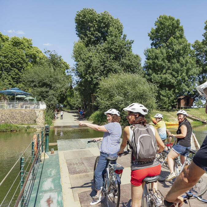 Cyclistes sur le bac de l'île Saint-Aubin