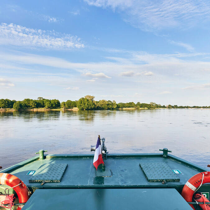 Paysage de la Loire en plan avec le bout du bateau en premier plan