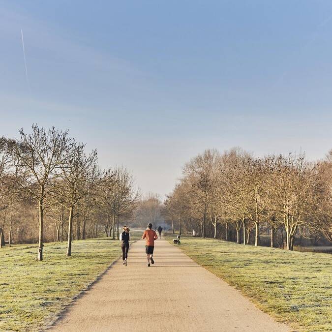 Two runners along a path in the Parc de Balzac in Angers